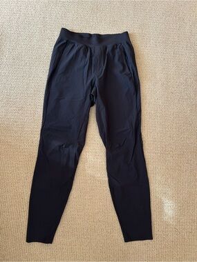 Lululemon men’s pants, lightweight jogger style. Perfect for everyday! Small